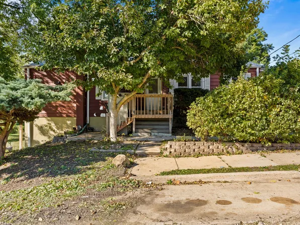 902 S 1st St, Knoxville, IA 50138