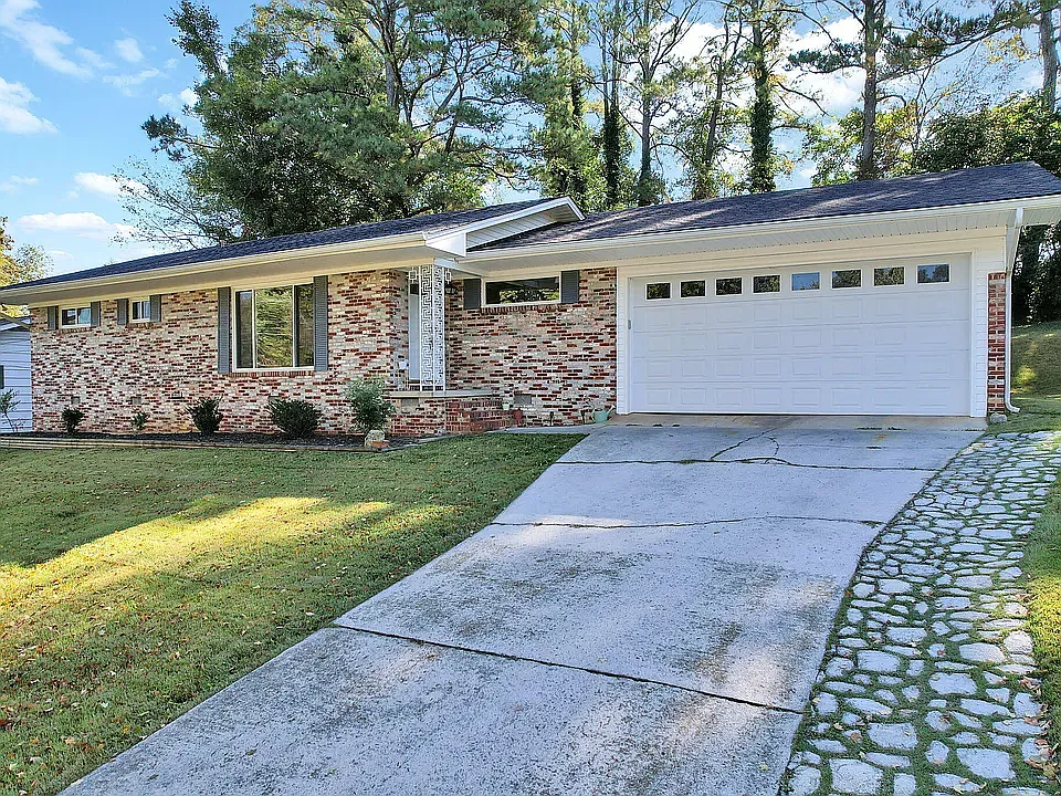 Building Photo - 3010 Clearwater Dr NE