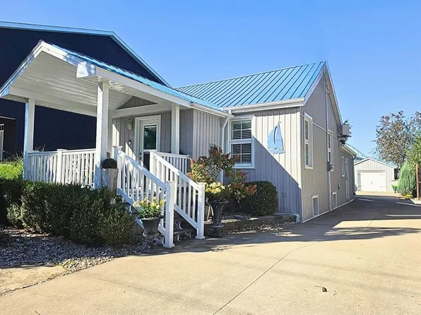 16 Fort St, Pt Edward, ON N7V 1M2