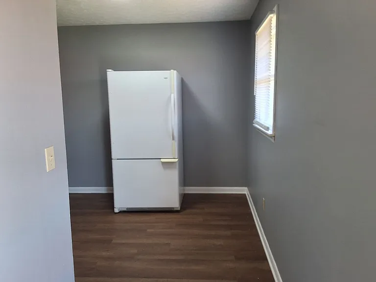 253 University Dr — Photo 4