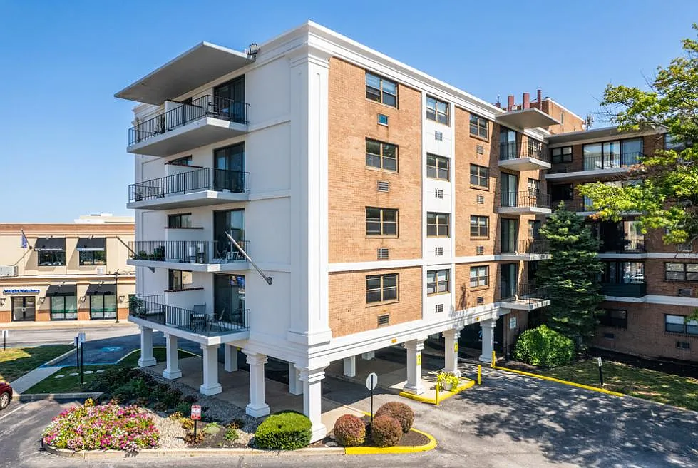 Courtside Square Apartments and Suites — Photo 1