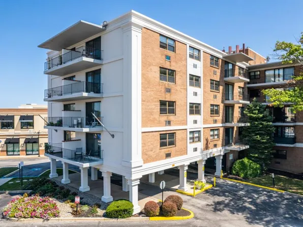 Courtside Square Apartments and Suites