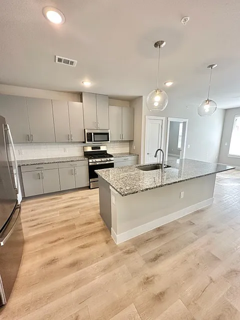 1 bed, 1.0 bath, 725 sqft, $950 — Photo 2