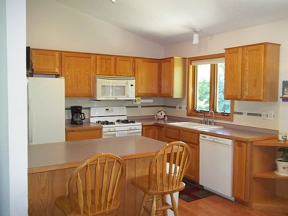 Kitchen w tile backsplash 