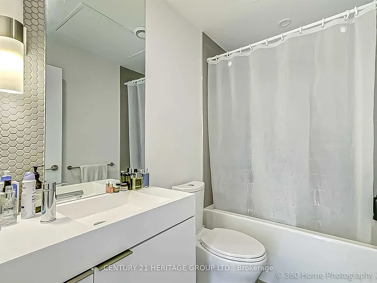 33 Helendale Ave #1011 — Photo 10