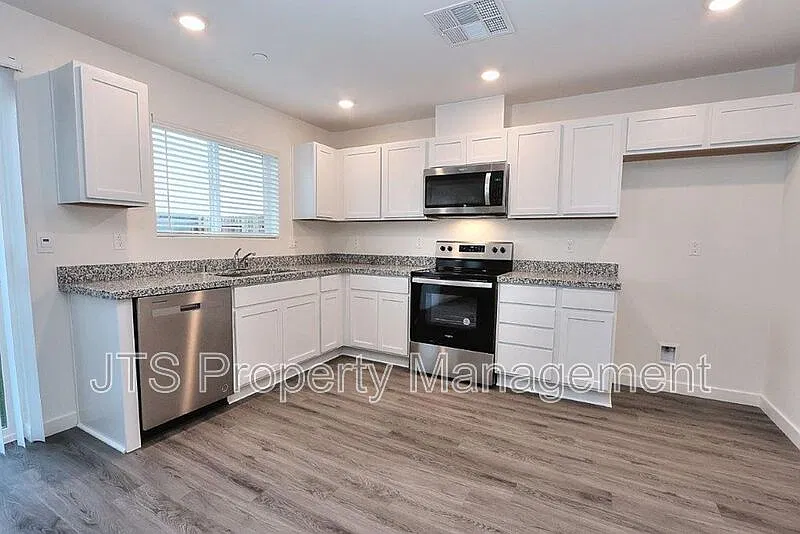 4 bed, 2.5 bath, 1650 sqft, $2,845 — Photo 4