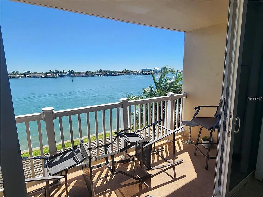 2 bed, 2.0 bath, 1308 sqft, $2,850 — Photo 2