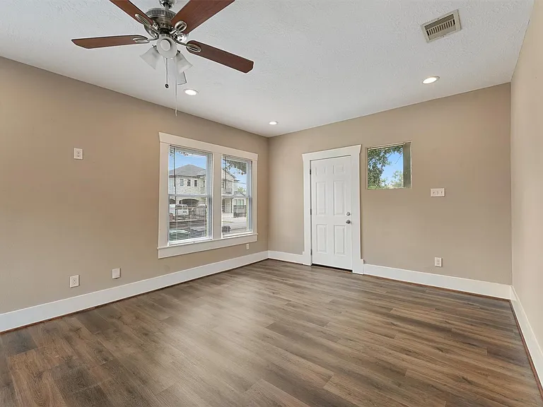 1107 Melbourne St — Photo 14