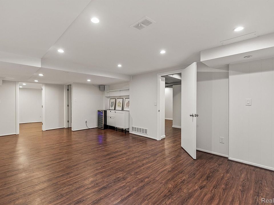177 E Long Lake Rd, photo 22