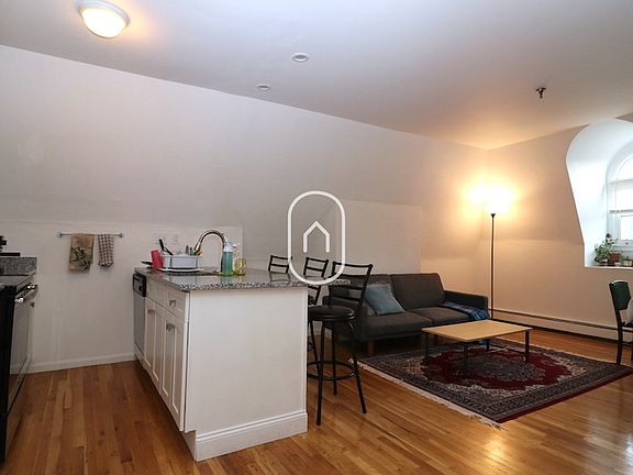 3rd image of 177 Northampton St
