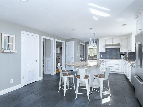 3rd image of 27 Vista Cir