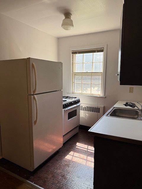 kitchen, Range, and Refrigerator
