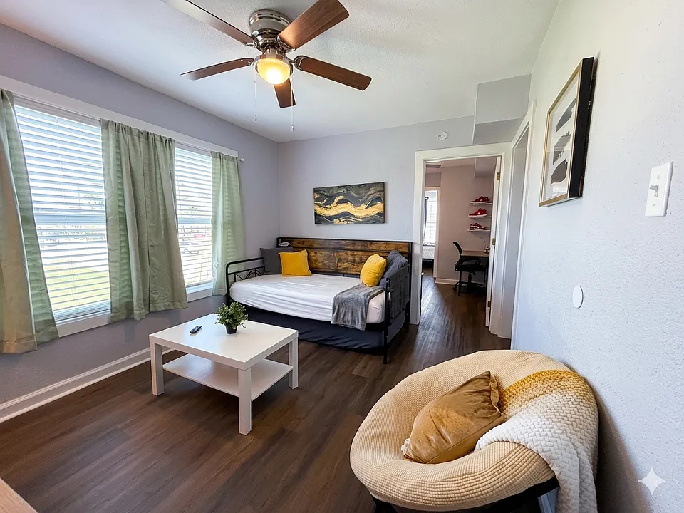 1116 Morgan Ave #201