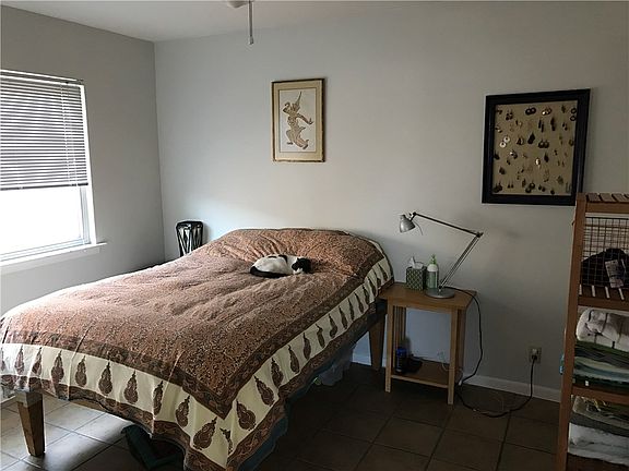 5th image of 927 E 41st St APT 4