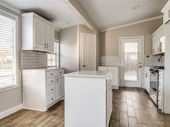 2nd image of 412 Willowbrook Dr