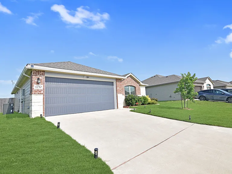 1250 Lakeway Crossing Dr — Photo 2
