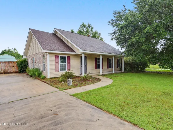 610 Waveland Ave, Waveland, MS 39576