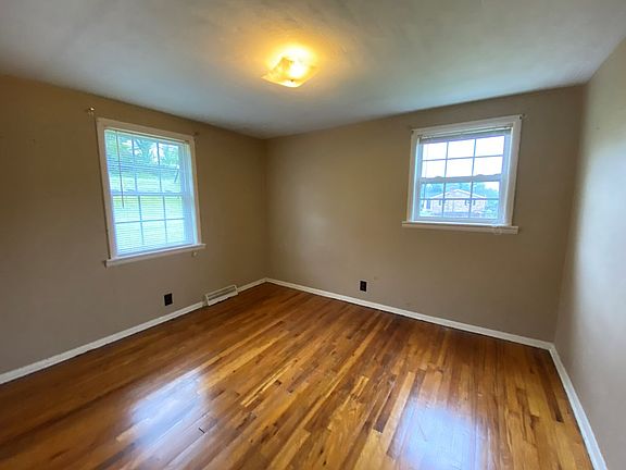 3rd image of 2647 Banner St
