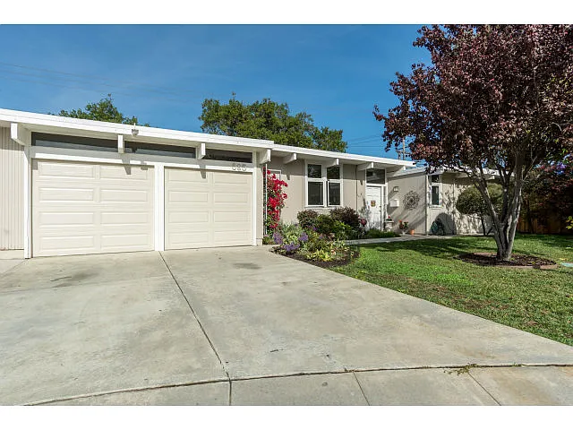 695 Joanne Dr photo 1