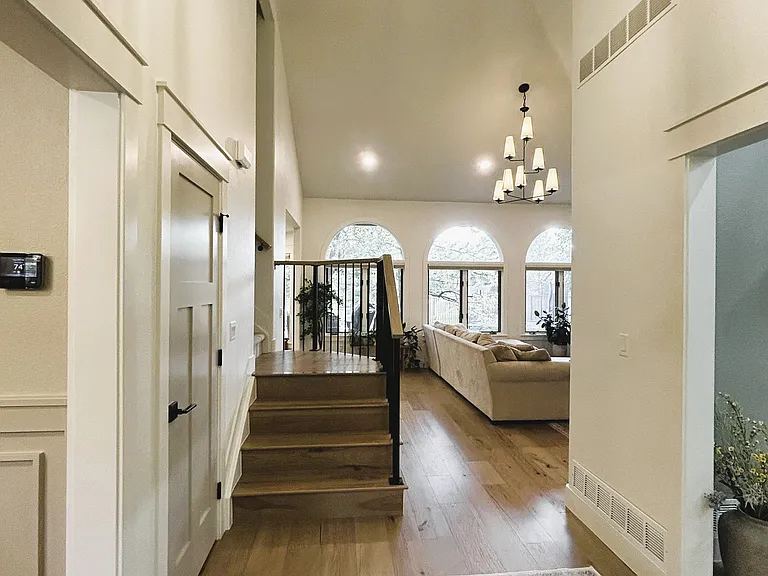 1035 Ashford Ct — Photo 4