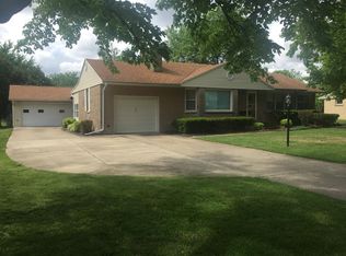 905 Sells Dr, Hoopeston, IL 60942