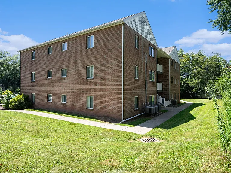 Maple Court Apartments — Photo 30