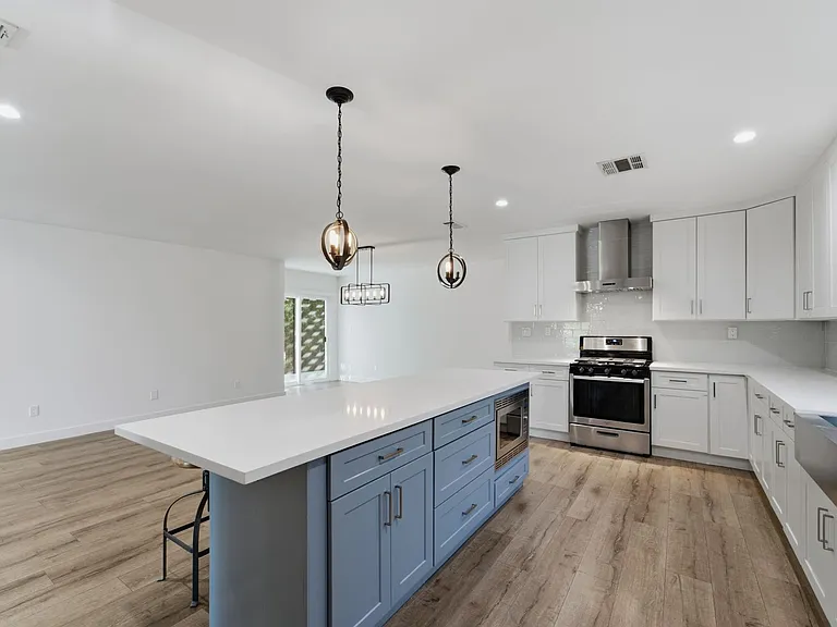 2122 S Highland Ave — Photo 6