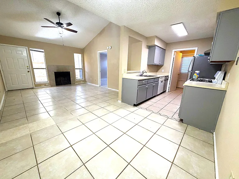 2032 Redwing Way — Photo 2