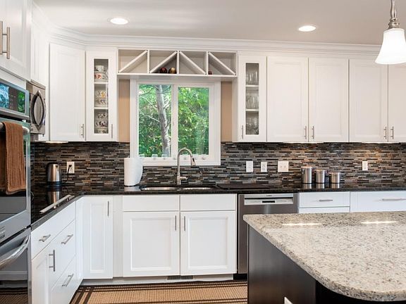 5th image of 627 Candy Creek Dr