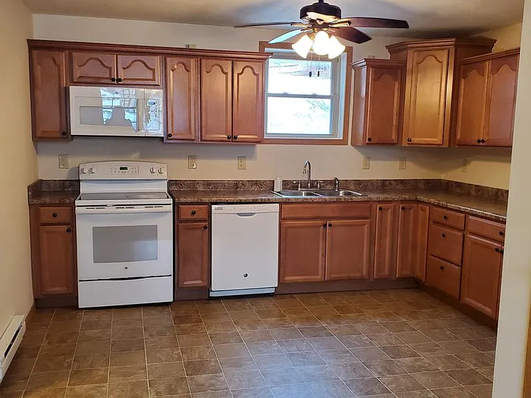 807-809 May Ct — Photo 2