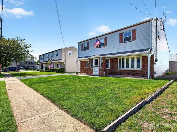 140 Camelot Dr, Port Reading, NJ 07064