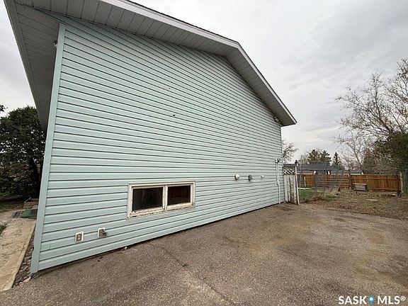 2nd image of 12 Queen Drive