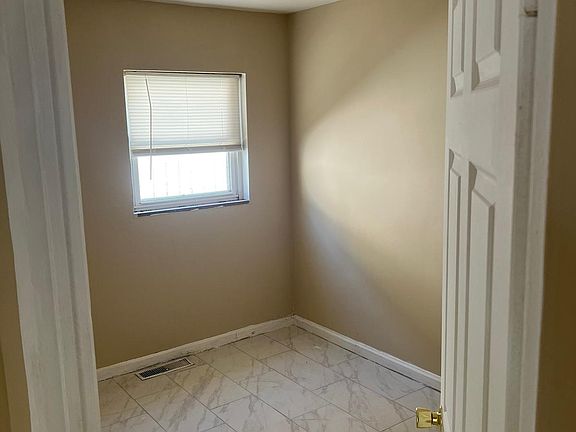 4th image of 989 Fairwood Ave