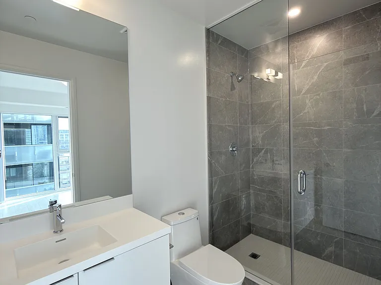 400 King St W #1122 — Photo 15