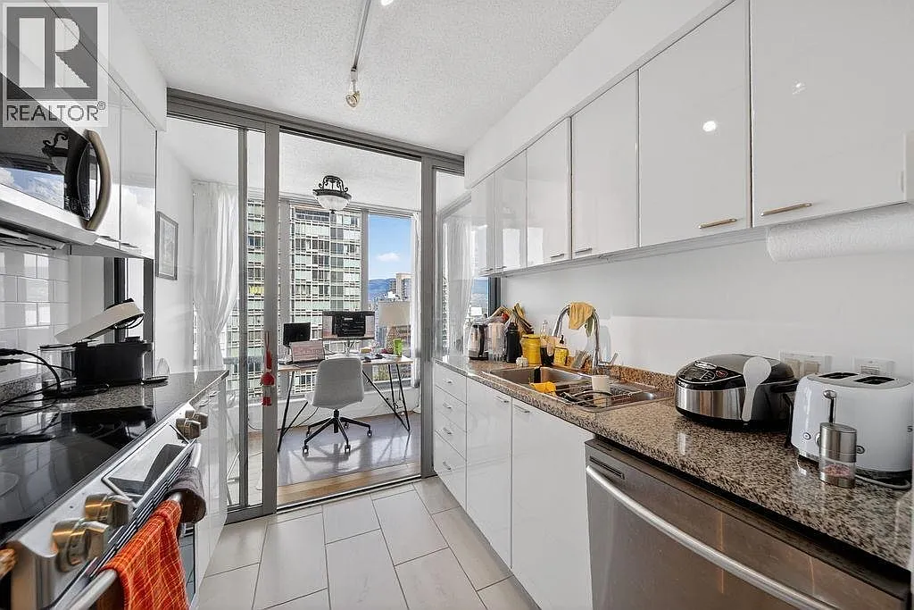 1200 Georgia St W — Photo 3
