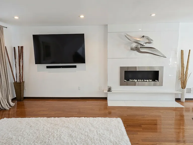 10 Russell Ct — Photo 4