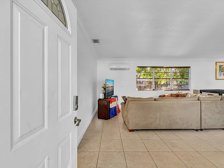 700 SW 5th Ct — Photo 5