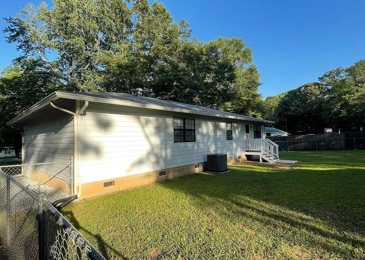 3 bed, 1392 sqft, $1,800 — Photo 2