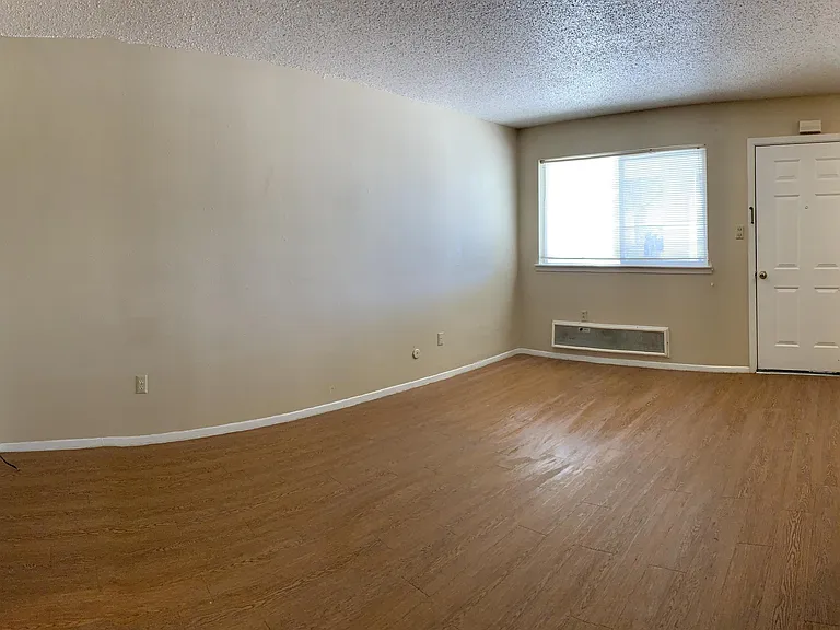 124 Columbia Ln — Photo 2