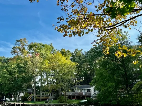 2 Hilltop Rd, Hopatcong Boro, NJ 07821