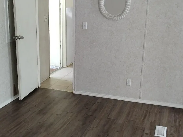 143 SE Laurence Ct — Photo 10