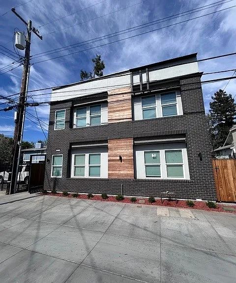 1823 Victorian Aly #2 — Photo 1