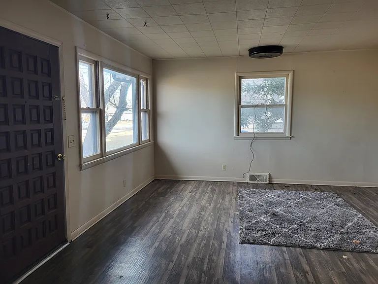 313 E Tallent St — Photo 4