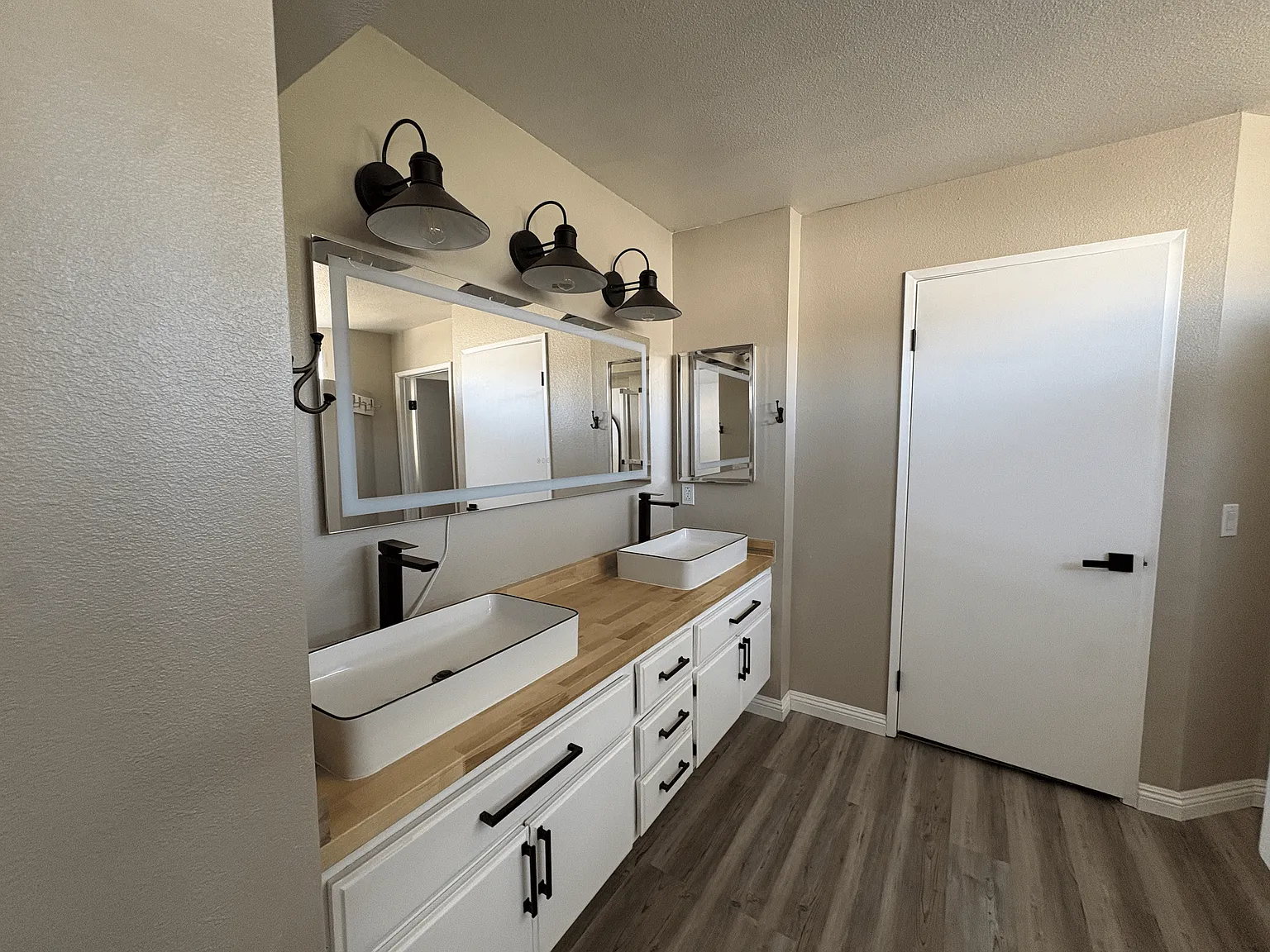 4 bed, 2.5 bath, 1928 sqft, $3,275 — Photo 4