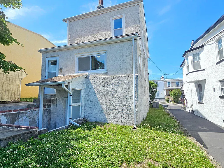 130 Rockland Ave — Photo 28