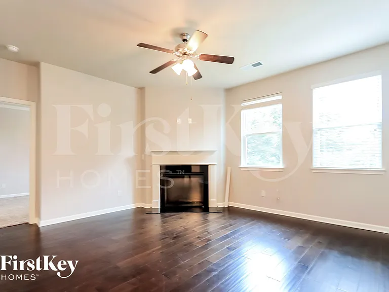 569 Carleton Pl — Photo 2