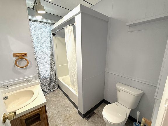 4th image of 908 N Van Buren St #3