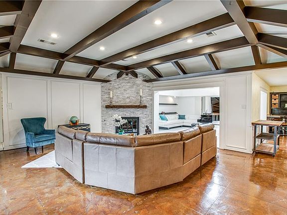 4th image of 2424 Briarcliff Dr