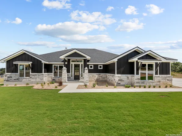 105 Hondo Vista, La Vernia, TX 78121