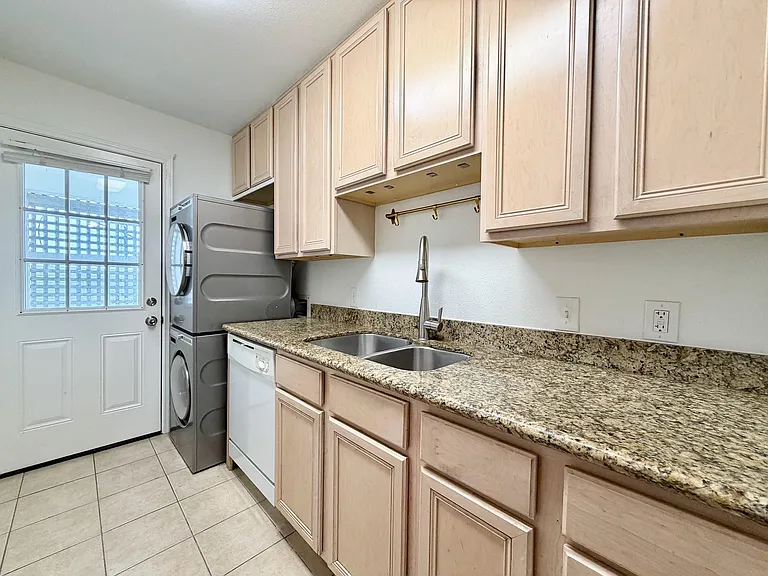 2126 Banks St #2 — Photo 32